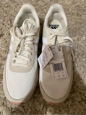 Adidas women’s Off-White and Cream Retro Runner Sneakers size 9.5